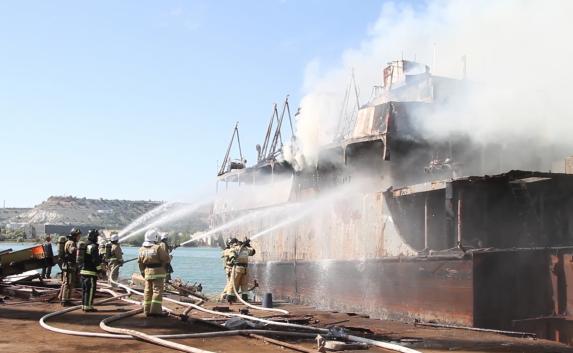 В Инкермане загорелся корабль-металлолом (фото)