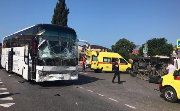 В Сочи при столкновении двух автобусов пострадали 26 человек (фото, видео)