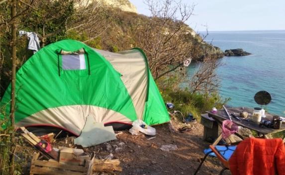 Семья инженера из Коми третий месяц живет в палатке под обрывом на Фиоленте (фото)