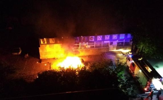 Во дворе дома в Евпатории взорвалась «Таврия» (фото, видео)