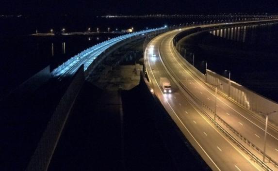 На ж/д части Крымского моста протестировали систему освещения (фото)