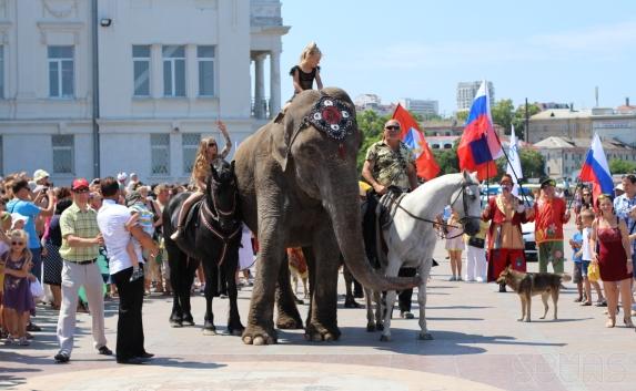 По улицам слона водили ― шествие в честь Севастопольского цирка