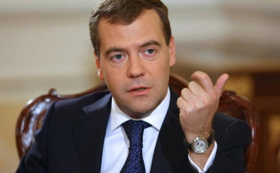 Медведев надеется, что продуктовые санкции скоро «схлынут»