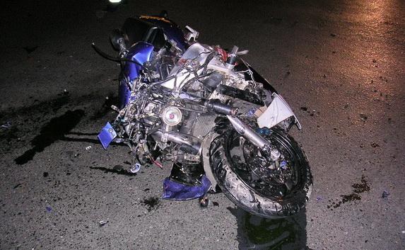 Мотоциклист с пассажиром влетели в столб и разбились насмерть