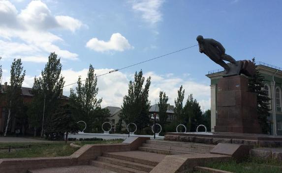 ​Ляшко повалил памятник Ленину на Донбассе