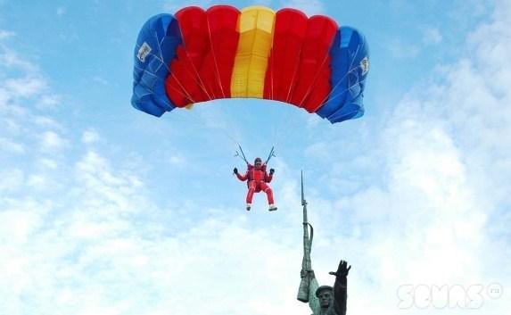 Они шагнули в небо, чтобы раскрасить его разноцветными куполами — второй парашютный фестиваль в Севастополе