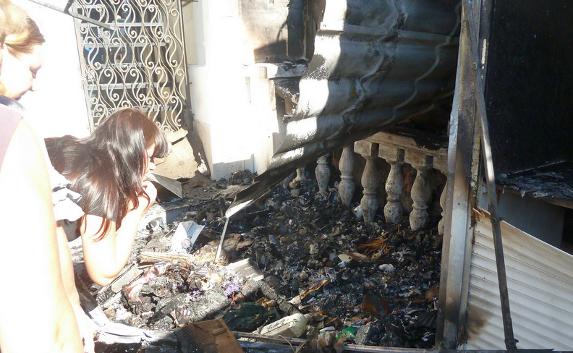 В Севастополе на Приморском бульваре сгорел сувенирный ларёк