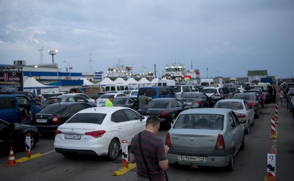 ​На Керченской переправе МЧС развернуло «мобильные городки»