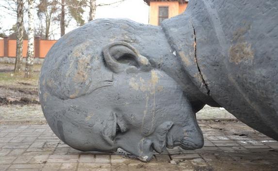 На Донетчине продолжают рушить памятники Ленину