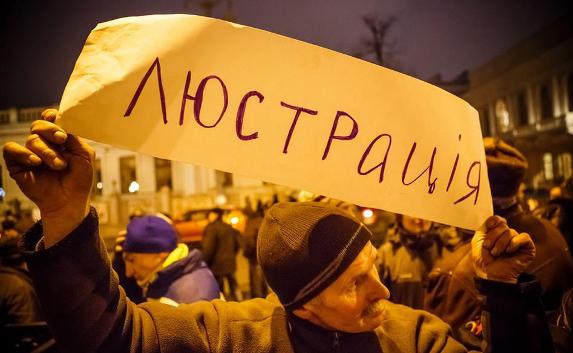 Турчинов перед камерами подписал закон «Об очистке власти»