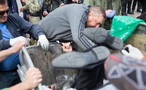 В Украине определили наказание за бросание депутатов в мусорник