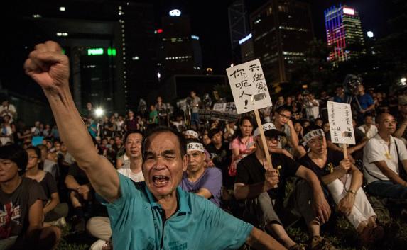 В Гонконге тысячи людей требуют от Китая честных городских выборов