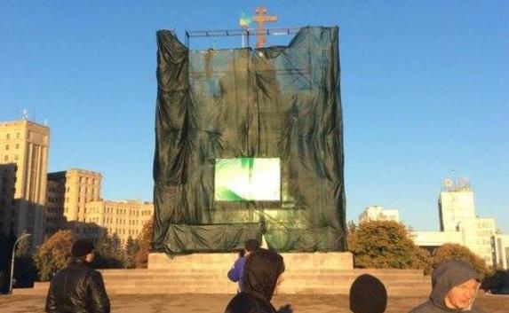 На месте Ленина в Харькове водрузили православный крест