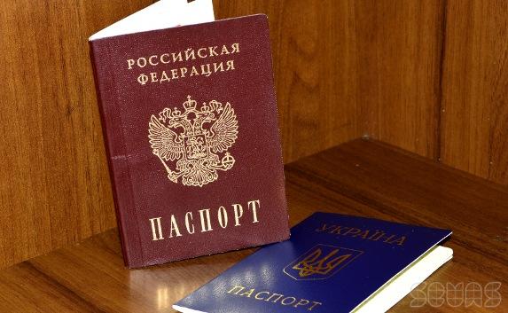 За двойным гражданством крымчан пока следить не будут