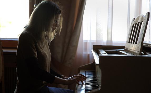 ​Наталья Поклонская сыграла на рояле в Ливадийском дворце