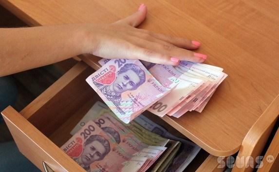 Изнасилованная россиянином девушка, получив от него сто тысяч гривен, просила суд о мягком приговоре