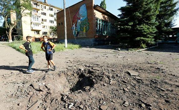 В Донецке обстреляли стадион при школе: двое детей погибли