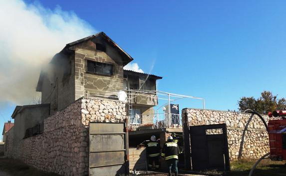 В Балаклаве произошёл пожар в двухэтажном особняке