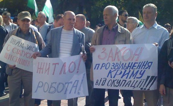​Крымчане требуют от Порошенко подписать закон о переселенцах