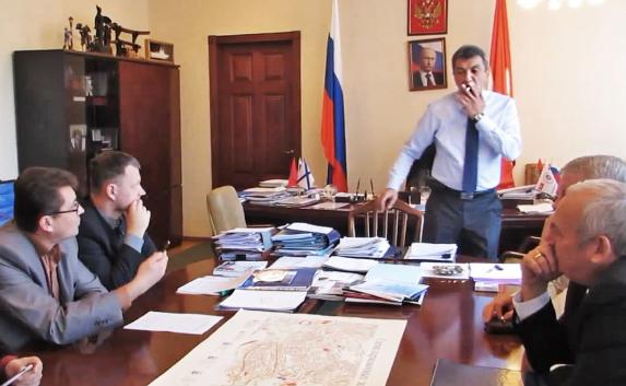 На губернатора Севастополя пожаловались, что он курит в кабинете