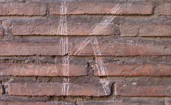Турист из России оставил «автограф» на стене Колизея