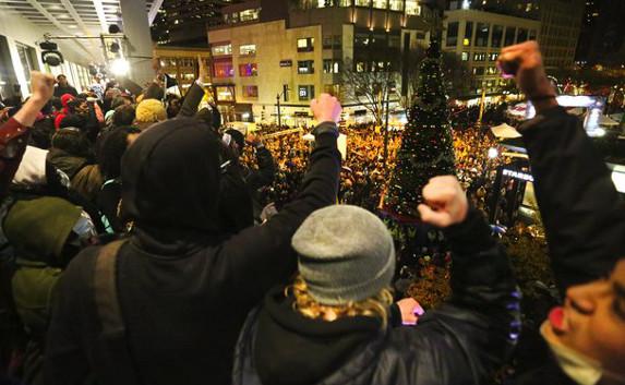 ​В Сиэтле демонстранты захватили рождественскую ель
