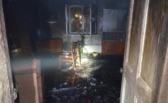В Балаклаве из горящей квартиры вынесли двух человек