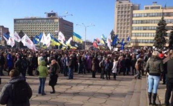 В Запорожье неспокойно: активисты ворвались в мэрию