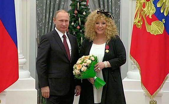 Путин вручил награду Пугачёвой