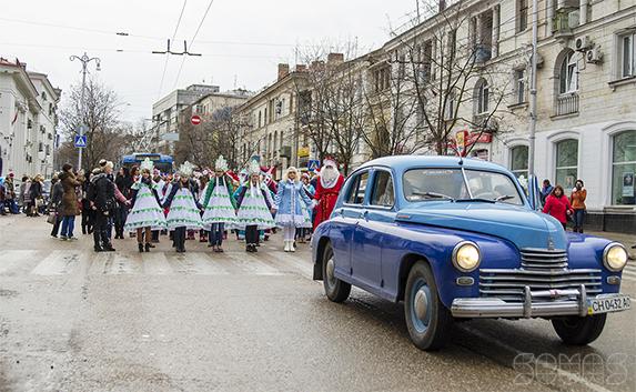 В Севастополе состоялось первое новогоднее карнавальное шествие