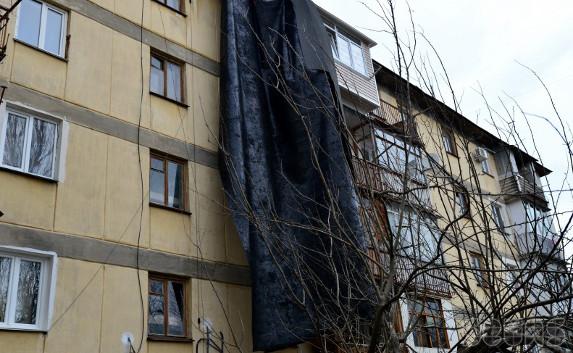 ​В Севастополе с дома ветром сорвало часть крыши