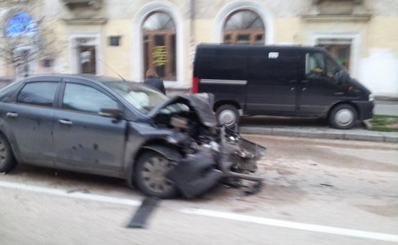 В центре Севастополя иномарка столкнулась с микроавтобусом