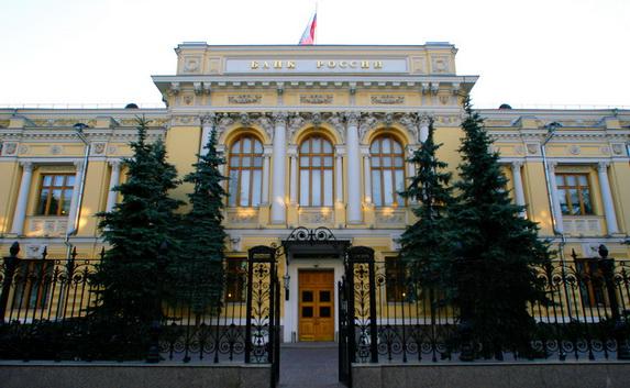 Экс-сотрудник Банка России подал в суд на плавающий курс рубля