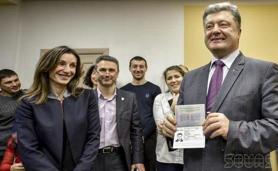 Первый биометрический паспорт в Украине получил Порошенко
