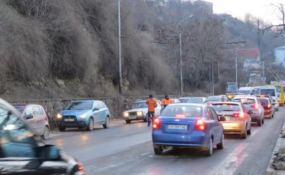 Ремонт дороги на Героев Севастополя привёл к транспортному коллапсу