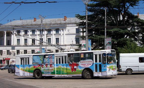 В Севастополе троллейбус протаранил столб