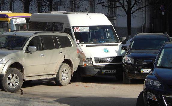 В самом центре Севастополя маршрутка врезалась в две машины