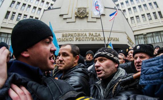 В Крыму ищут очевидцев митинга у «Белого дома» 26 февраля 2014