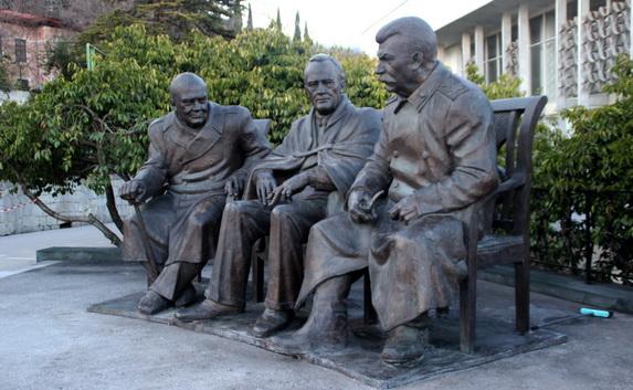 В Ялте открыли памятник Сталину, Рузвельту и Черчиллю