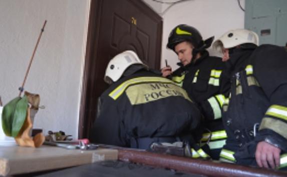Спасатели открыли дверь квартиры, где сам себя запер ребёнок