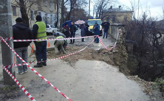​В Севастополе восстанавливают разрушенные подпорные стенки