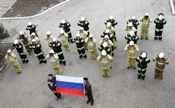Спасатели провели флэшмоб в честь 25-летия МЧС России