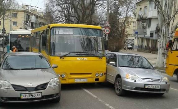 В Севастополе водитель автобуса «растолкал» две иномарки