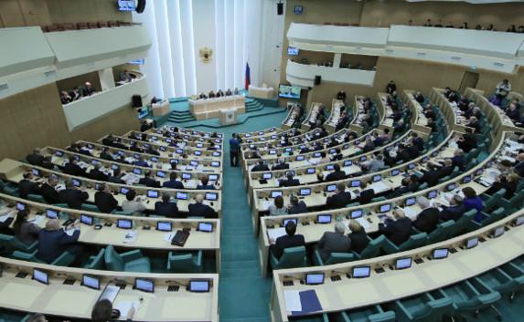 В России сенаторы обсудят сокращение своей зарплаты на 10%