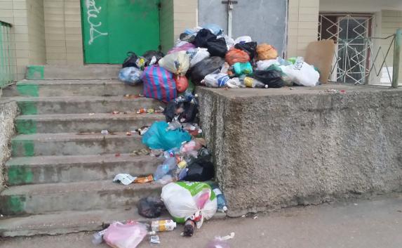 На Юмашева бедствие: мусор не вывозят две недели