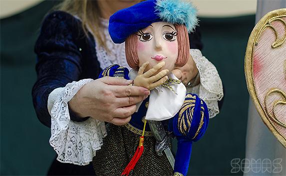 В «Атриуме» показали кукольный спектакль «Заколдованная принцесса»