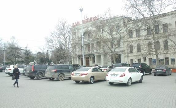Правило запрета парковки на Нахимова есть, но не работает