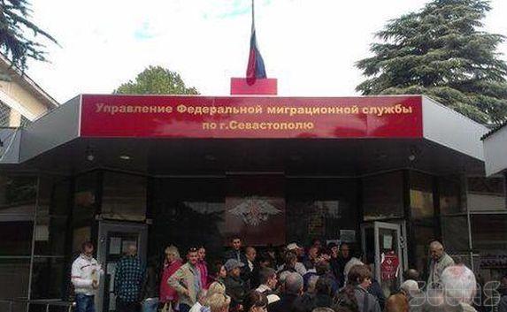 СМИ: В УФМС Севастополя игнорируют поручение губернатора