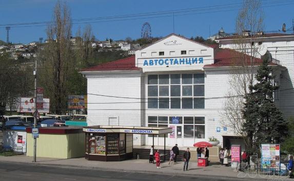 СМИ: На автовокзале Севастополя появились неизвестные военные