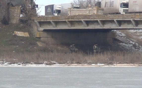 Украинские военные заминировали два моста на границе с Крымом